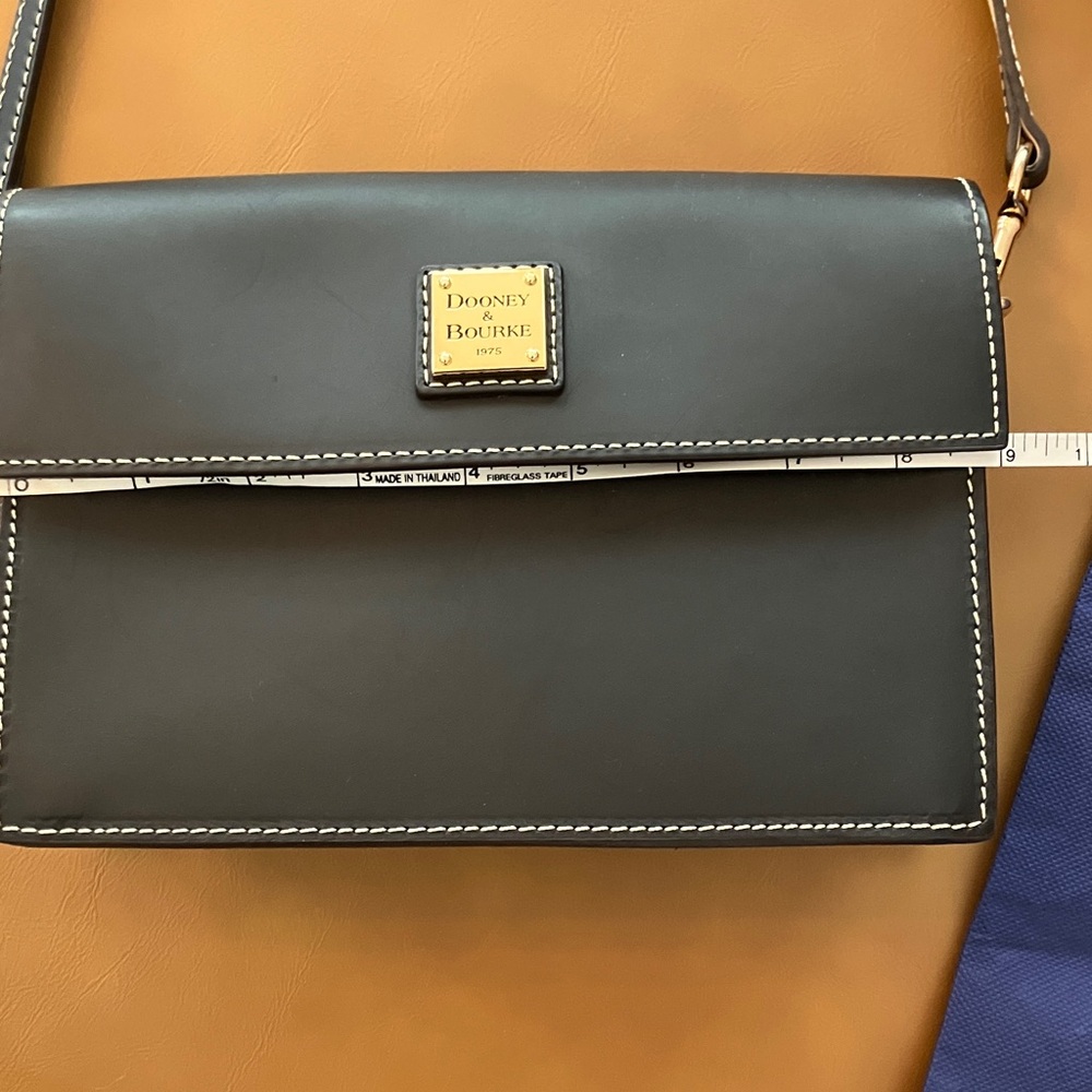 Dooney & Bourke Black Leather Shoulder Bag! Pretty and light inside lining! - Picture 3 of 11